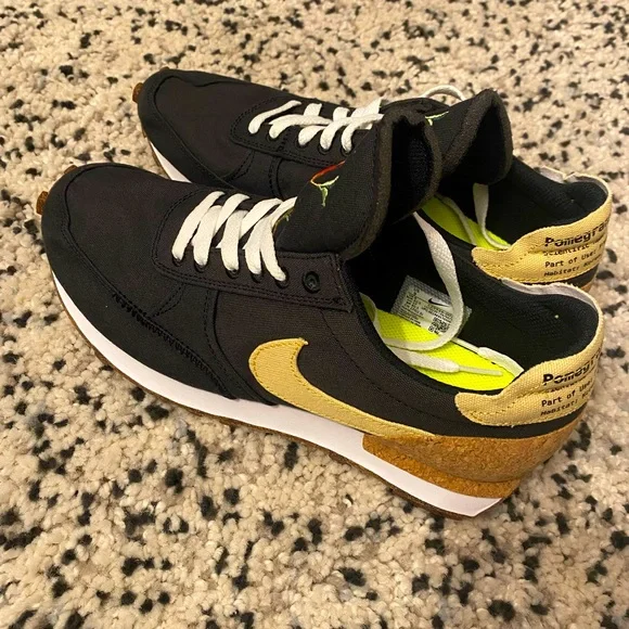 Nike
NEW NEW Daybreak Type Pomegranate Black Solar Flare White size 9 - Picture 1 of 5